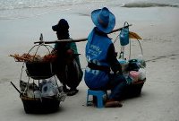 un pêcheur sur la plage da pattaya